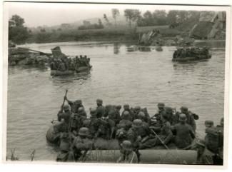 Troupes allemandes traversant la Marne en canots pneumatiques près d’un pont détruit, juin 1940