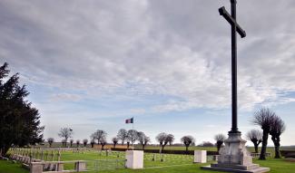 Croix monumentale et panorama sur le cimetière militaire allemand et la nécropole nationale française de Lemé – Le Sourd, site UNESCO de la Première Guerre mondiale