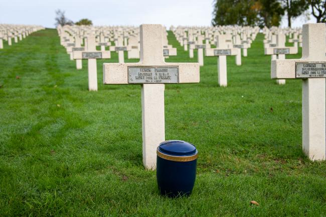 La terre du Chemin des Dames a été prélevée pour la cérémonie nationale du 11 novembre sous l'Arc de Triomphe à Paris ©Mission Unesco