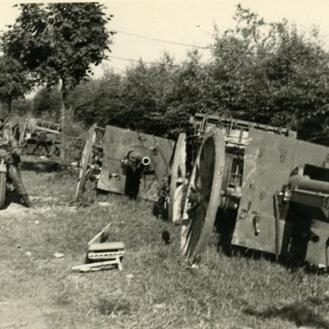 Motocycliste allemand à côté d'un convoi d'artillerie de canons de 75 mm abandonné à la sortie Est de La Capelle - © Arch. dép. de l’Aisne 2 Fi 338