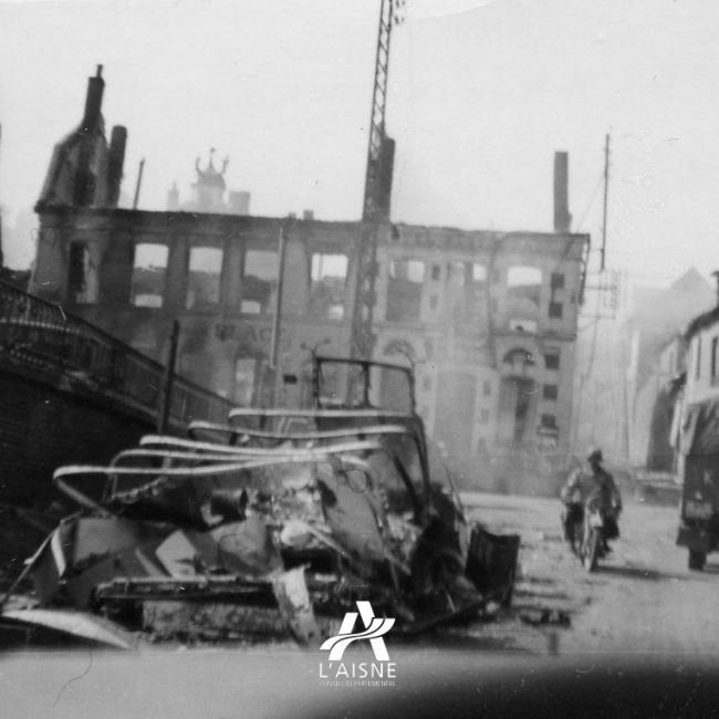 Colonne motorisée allemande dans Rozoy-sur-Serre, mai 1940. © Arch. dép. Aisne, 2 Fi 9