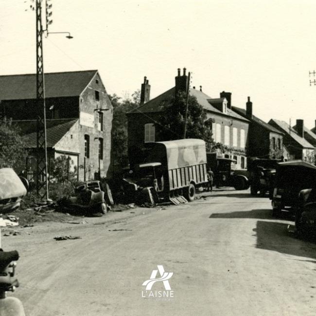 Véhicules français détruits à Rozoy-sur-Serre, sur la route de Brunehamel, mai 1940. © Arch. dép. Aisne, 2 Fi 1020