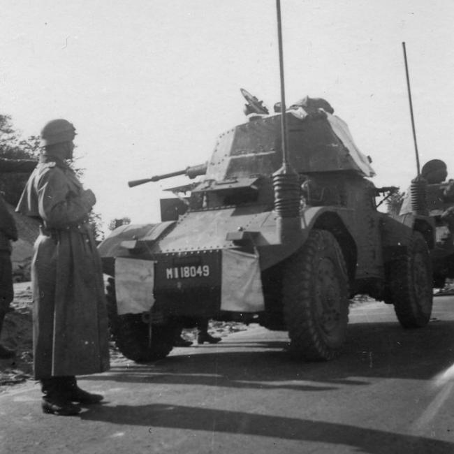 Automitrailleuse française AMD 178 Panhard capturée par l’armée allemande dans le Laonnois, mai 1940. © Arch. dép. Aisne, 2 Fi 13