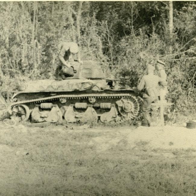 Char français R-35 du 32e bataillon de chars de combat détruit près d’Hirson. © Arch. dép. Aisne 2 Fi 363