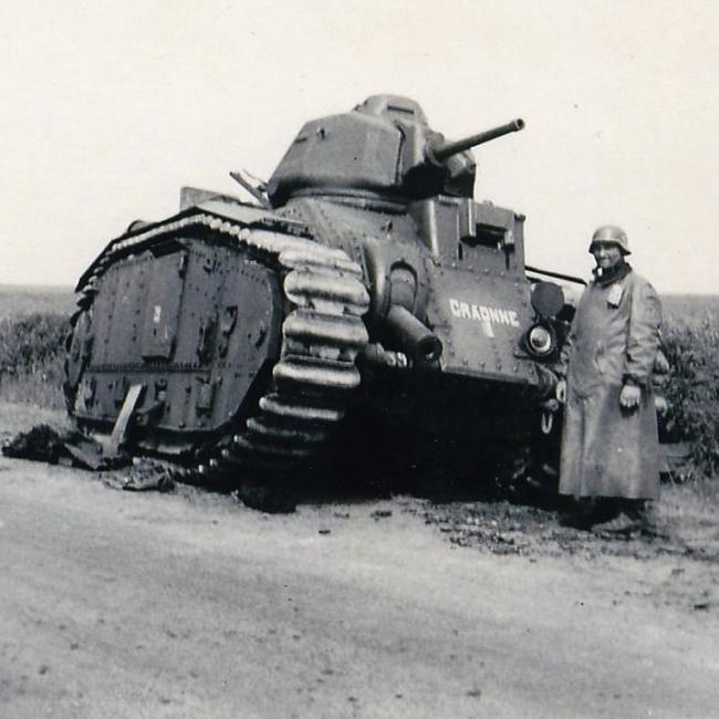 Char B1 bis n°391 « Craonne » du 46e BCC, abandonné à la suite d’une panne mécanique devant Chivres-en-Laonnois (demi-arbre cassé). © Arch. dép. Aisne, 2 Fi 1228