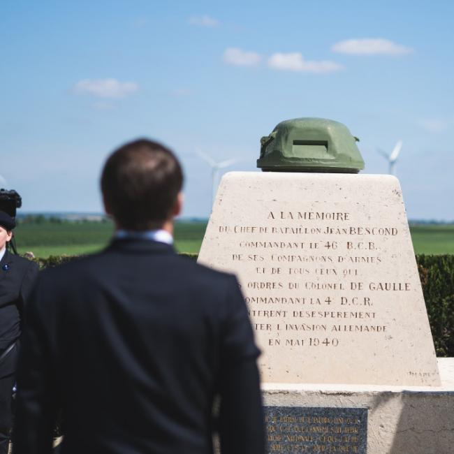 Instant de recueillement du président de la République Emmanuel Macron devant le monument du char « Sampiero Corso ». © Site de la Présidence de la République