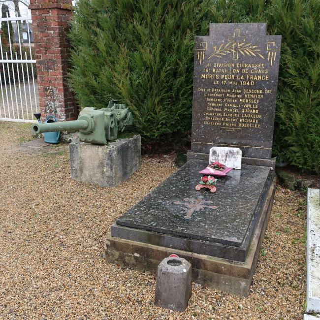 Tombe collective du double équipage du char « Sampiero Corso » au cimetière communal de La Ville-au-Bois-lès-Dizy. © Conseil départemental de l’Aisne.