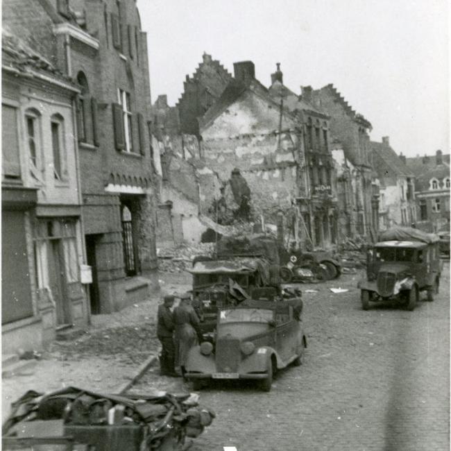 Colonne de véhicules de la 6. PzD dans Guise. © Arch. dép. Aisne, 2 Fi 349