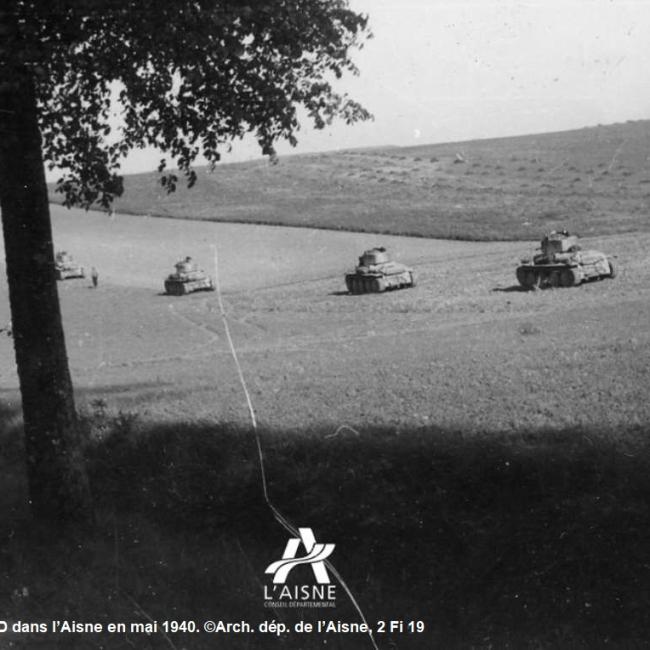 Colonne de chars de la 8e PzD dans l’Aisne en mai 1940. ©Arch. dép. de l’Aisne, 2 Fi 19