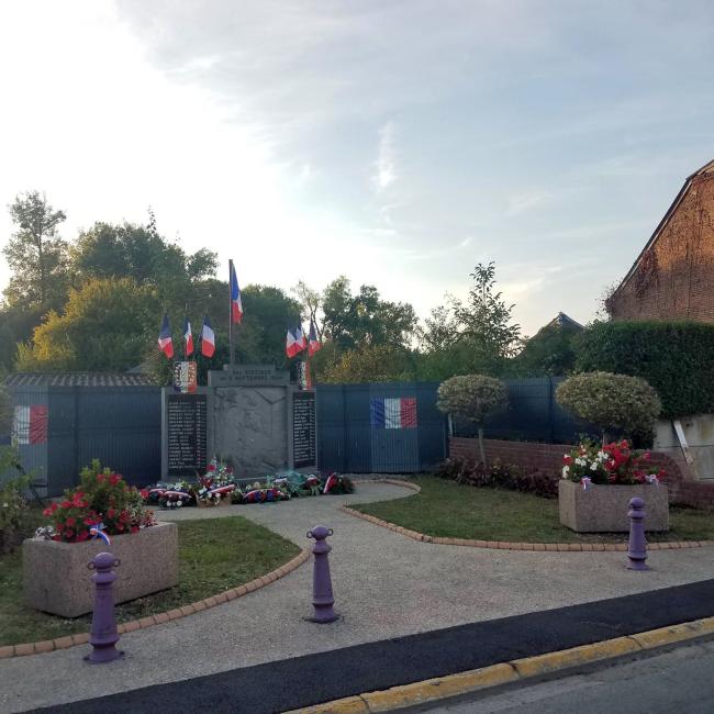 Le monument aux victimes du 2 septembre 1944 à Etreux