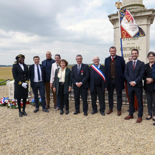 Elus et représentants de l'Etat devant un monument commémoratif