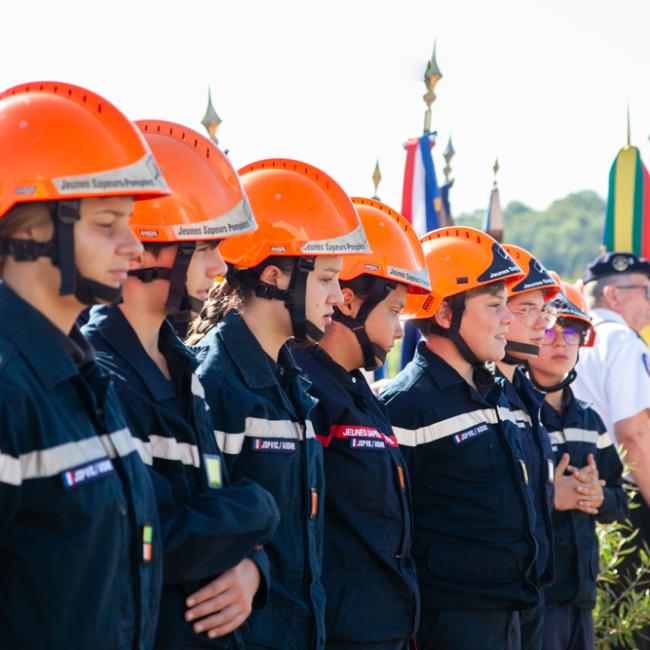 Jeunes sapeurs pompiers volontaires à l'inauguration de la borne Aisne Terre de Mémoire à Ressons-le-Long, le 7 septembre 2025