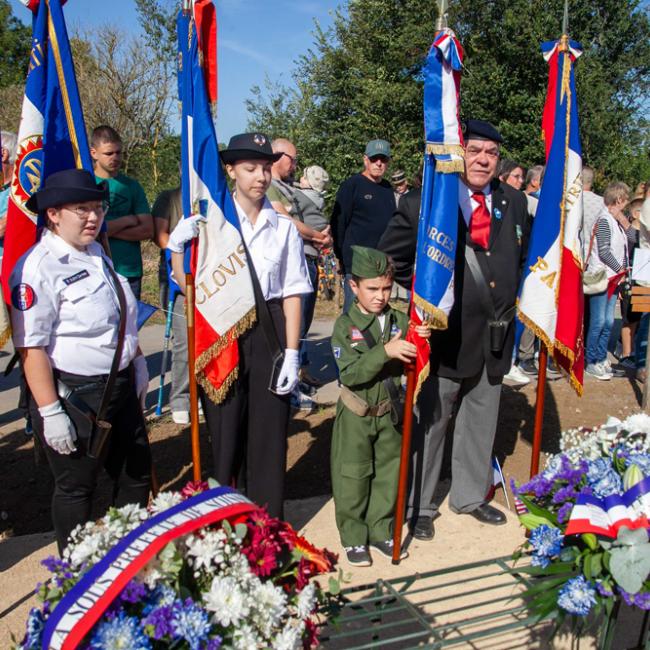 Porte-drapeaux à l'inauguration de la borne Aisne Terre de Mémoire à Ressons-le-Long, le 7 septembre 2025