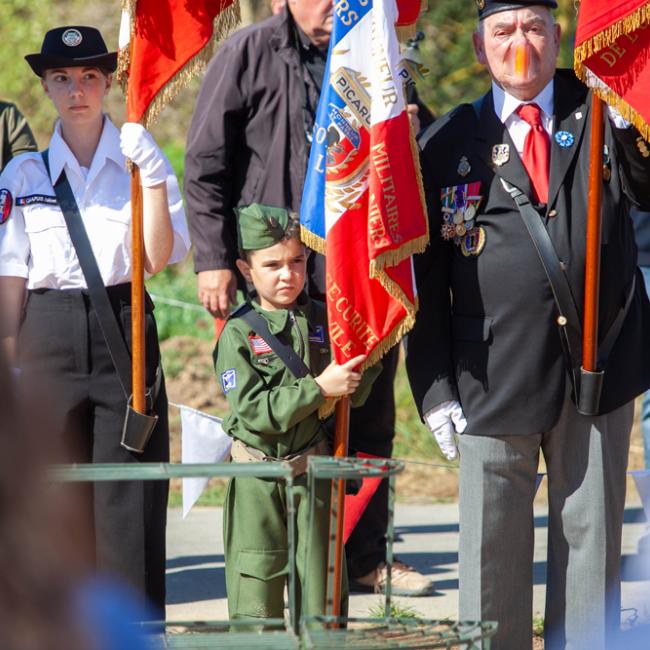 Porte-drapeaux à l'inauguration de la borne Aisne Terre de Mémoire à Ressons-le-Long le 7 septembre 2025