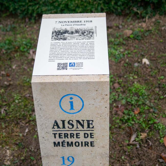 Borne Aisne Terre de Mémoire : bloc rectangulaire en pierre, à son sommet une plaque d'information avec QrCode à sacnner