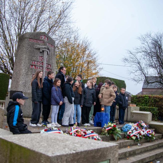 Enfants posant dans le monument de la Pierre d'Haudroy