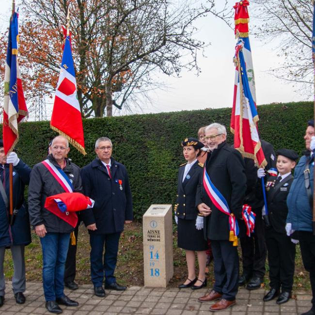 Elus et porte-drapeaux autour d'une borne Aisne Terre de Mémoire
