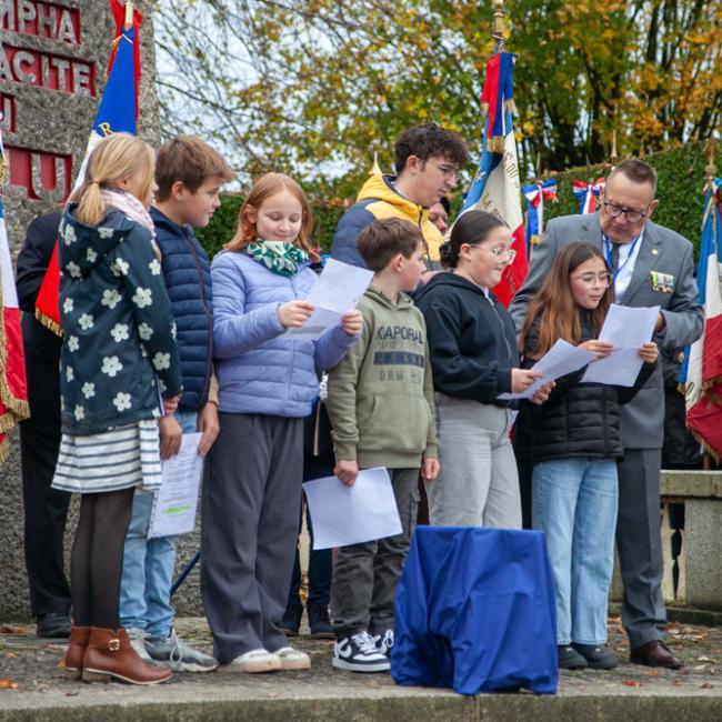 Porte-drapeaux et enfants lisant un discours