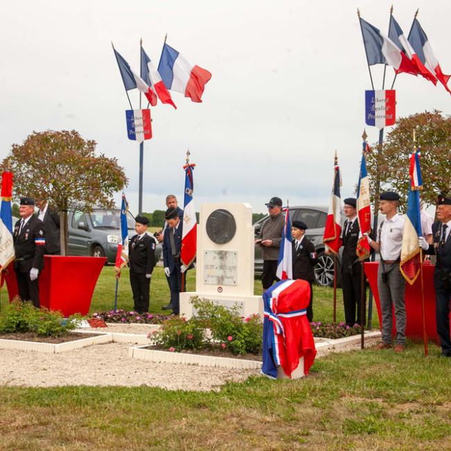 Cérémonie autour de la borne Aisne Terre de Mémoire dédiée au général Leclerc à Flavy-le-Martel, avec porte-drapeaux et drapeaux français, le 31 mai 2026