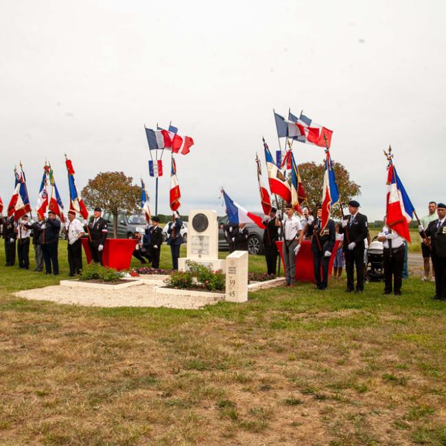 Vue d’ensemble de l’inauguration de la borne Aisne Terre de Mémoire à Flavy-le-Martel avec de nombreux porte-drapeaux réunis autour du monument, le 31 mai 2026