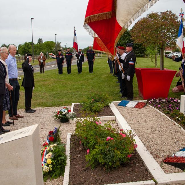 Moment de recueillement et salut lors de l’inauguration de la borne Aisne Terre de Mémoire à Flavy-le-Martel, avec dépôt floral et porte-drapeaux, le 31 mai 2026