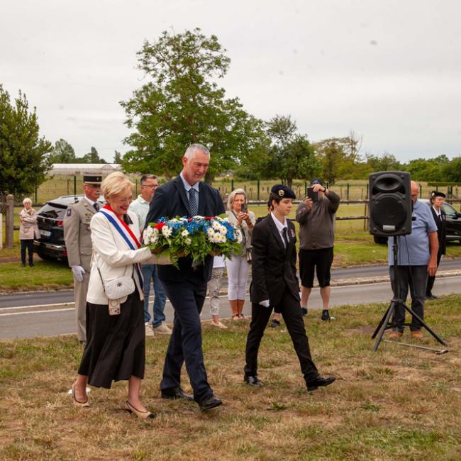 Participants portant une gerbe pour un dépôt de fleurs lors de l’inauguration de la borne Aisne Terre de Mémoire à Flavy-le-Martel, le 31 mai 2026