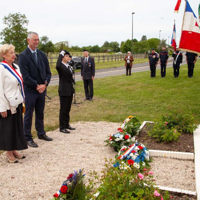Hommage devant la borne Aisne Terre de Mémoire à Flavy-le-Martel après dépôt de gerbes, avec salut des porte-drapeaux, le 31 mai 2026