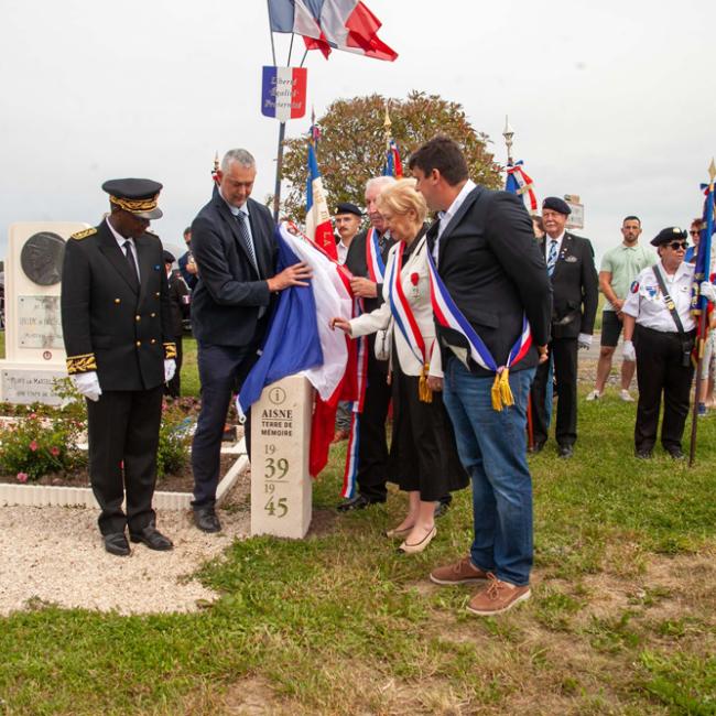 Dévoilement de la borne Aisne Terre de Mémoire à Flavy-le-Martel, en hommage au général Leclerc, le 31 mai 2026, en présence de porte-drapeaux et d’autorités