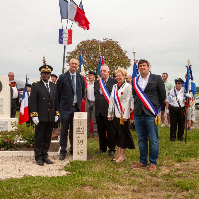 Photo de groupe d’élus, autorités et porte-drapeaux autour de la borne Aisne Terre de Mémoire en hommage au général Leclerc à Flavy-le-Martel, le 31 mai 2026