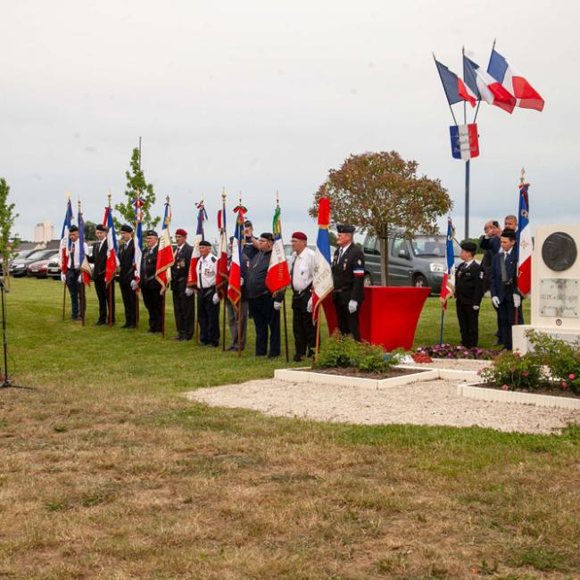 Inauguration d’une borne Aisne Terre de Mémoire à Flavy-le-Martel le 31 mai 2026, en présence de porte-drapeaux et du monument dédié au général Leclerc