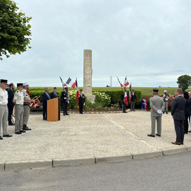 Cérémonie officielle avec porte-drapeaux et militaires devant le monument du 23e Régiment de marche volontaire étranger (RMVE) le 8 juin 2026