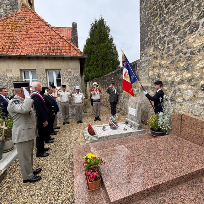 Cérémonie de recueillement avec officiels et porte-drapeaux devant une tombe et stèle en hommage au 23e Régiment de marche volontaire étranger (RMVE) le 8 juin 2026 à Missy-aux-Bois