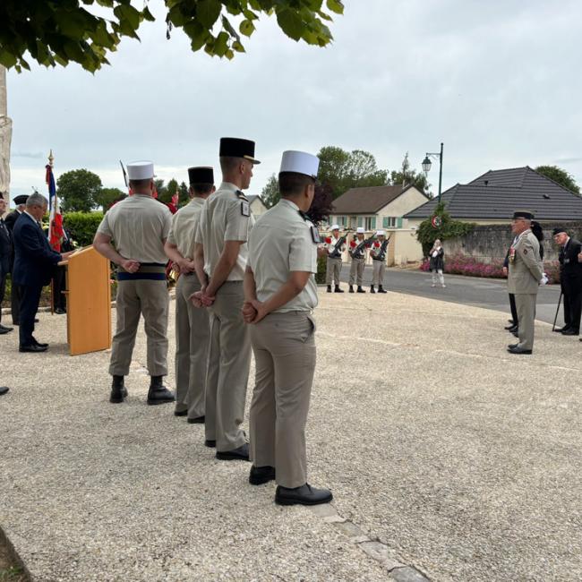 Militaires, porte-drapeaux et officiels rassemblés lors de la cérémonie au monument du 23e Régiment de marche volontaire étranger à Missy-aux-Bois le 8 juin 2026