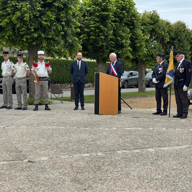 Prise de parole officielle avec militaires, porte-drapeaux et élus lors de la cérémonie d’inauguration de la borne Aisne Terre de Mémoire au monument du 23e RMVE à Missy-aux-Bois le 8 juin 2026