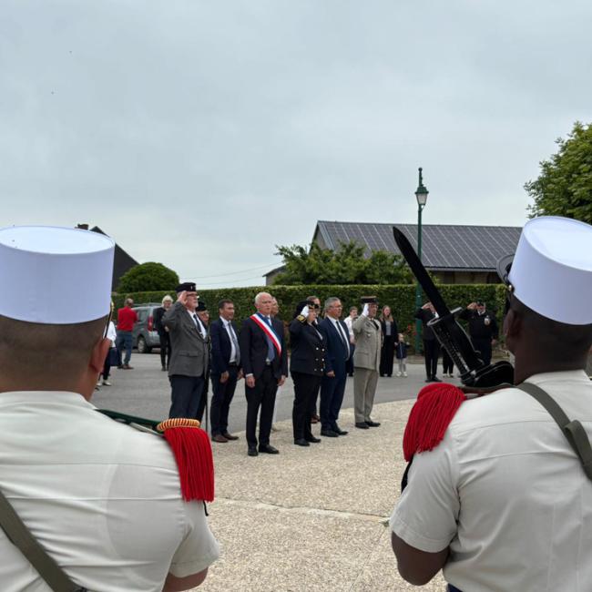 Militaires en tenue rendant les honneurs face aux officiels lors de la cérémonie d’inauguration Aisne Terre de Mémoire au monument du 23e RMVE à Missy-aux-Bois le 8 juin 2026
