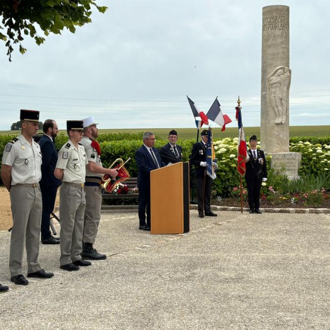 Prise de parole officielle avec militaires et porte-drapeaux devant le monument du 23e Régiment de marche volontaire étranger à Missy-aux-Bois le 8 juin 2026