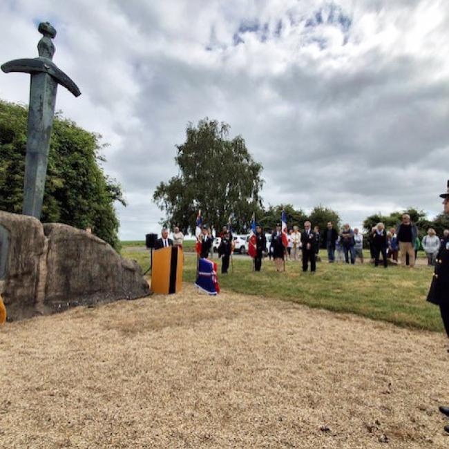 Vue de la cérémonie d’inauguration avec monument, drapeaux et public rassemblé à Leuilly-sous-Coucy le 7 juin 2026