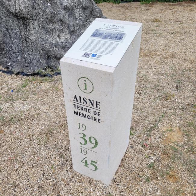Borne d’information Aisne Terre de Mémoire présentant un fait historique de juin 1940, installée à Leuilly-sous-Coucy