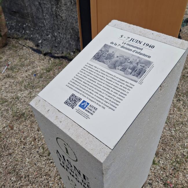 Plaque explicative sur la borne Aisne Terre de Mémoire évoquant les combats des 5-7 juin 1940 à Leuilly-sous-Coucy