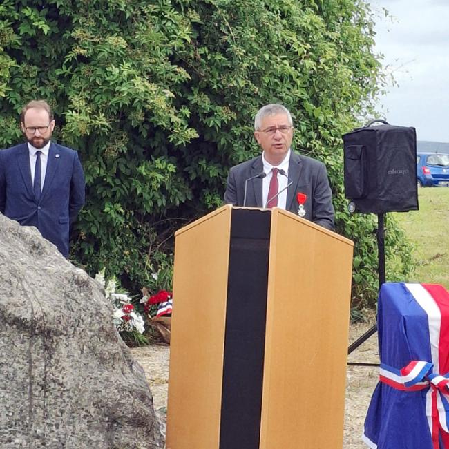 Discours officiel de Nicolas Fricoteaux, président du Conseil départemental, lors de l’inauguration de la borne Aisne Terre de Mémoire à Leuilly-sous-Coucy, avec pupitre, gerbes de fleurs et drapeau tricolore, le 7 juin 2026