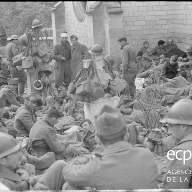 Soldats français de la 7e DI capturés, regroupés dans le cimetière de l’église de Bagneux pendant la campagne de France en juin 1940
