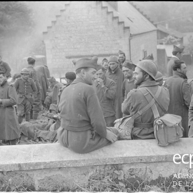 Soldats français de la 7e DI capturés et rassemblés autour de l’église de Bagneux dans l’Aisne pendant la campagne de France en juin 1940