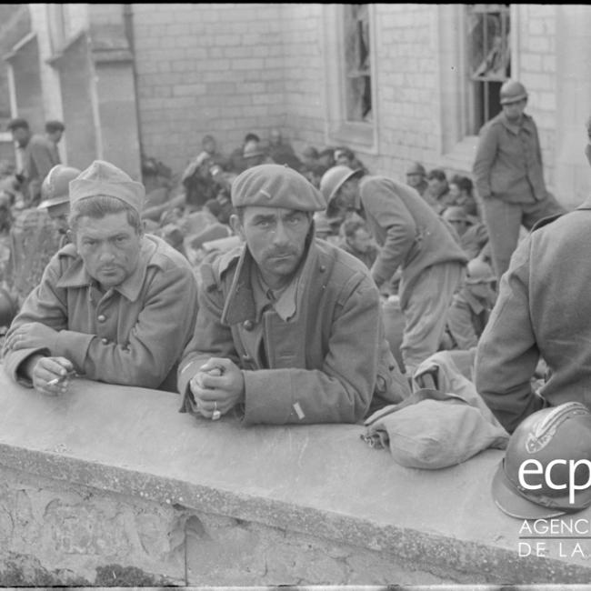 Soldats français de la 7e DI capturés et rassemblés dans le cimetière de l’église de Bagneux pendant la campagne de France en juin 1940