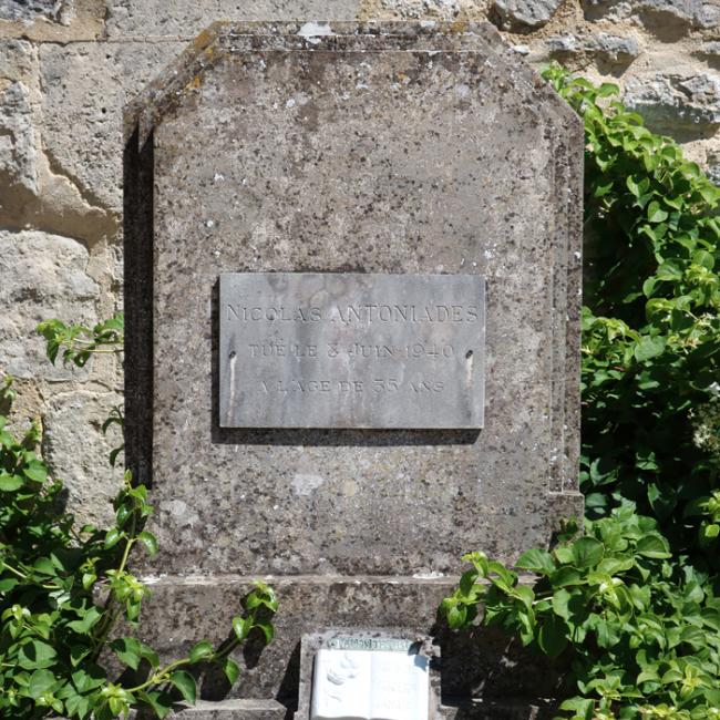 Tombe du soldat Nicolas Antoniades au cimetière de Missy-aux-Bois, mort en juin 1940 lors des combats