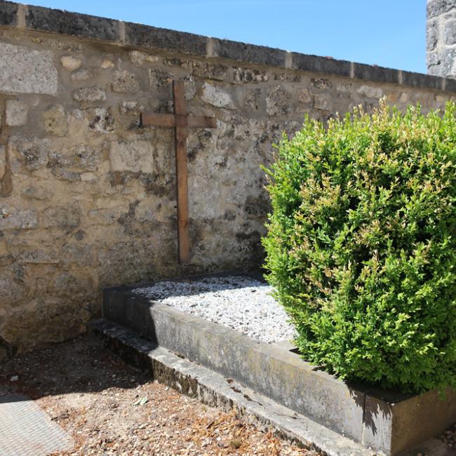 Tombe du médecin-lieutenant André Lonjon au cimetière de Missy-aux-Bois, tombé en juin 1940 lors des combats
