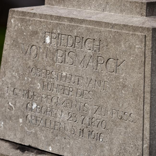 Détail de la stèle funéraire de Friedrich von Bismarck dans le cimetière militaire de Lemé – Le Sourd