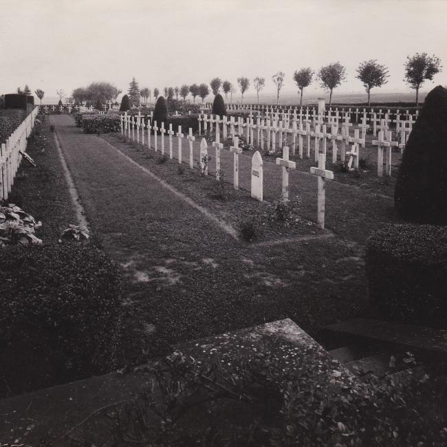 Rangées de croix dans le cimetière militaire du Sourd-Colonfay à Lemé, haut lieu de mémoire de la Première Guerre mondiale